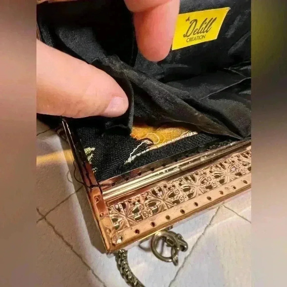 VTG BLACK & MULTICOLOR FLORAL TAPESTRY GOLD CHAIN METAL FRAME STRAP PURSE - Picture 4 of 6